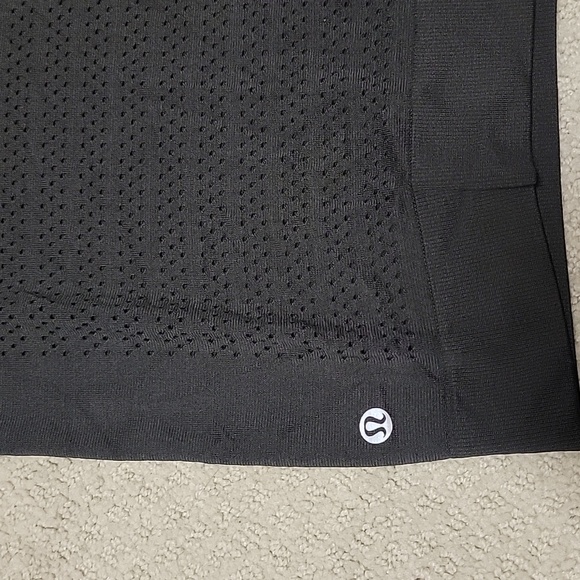 Lululemon breeze by black muscle tank size 2 - Picture 2 of 2